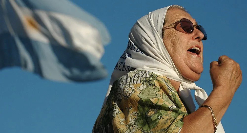 Nos aflige profundamente el fallecimiento de Hebe de Bonafini, gran luchadora y presidenta histórica de Madres de Plaza de Mayo, entrañable amiga de #Cuba y de la Revolución.

Muy sentidas condolencias al pueblo y gobierno de Argentina, extensivas a sus familiares y allegados.