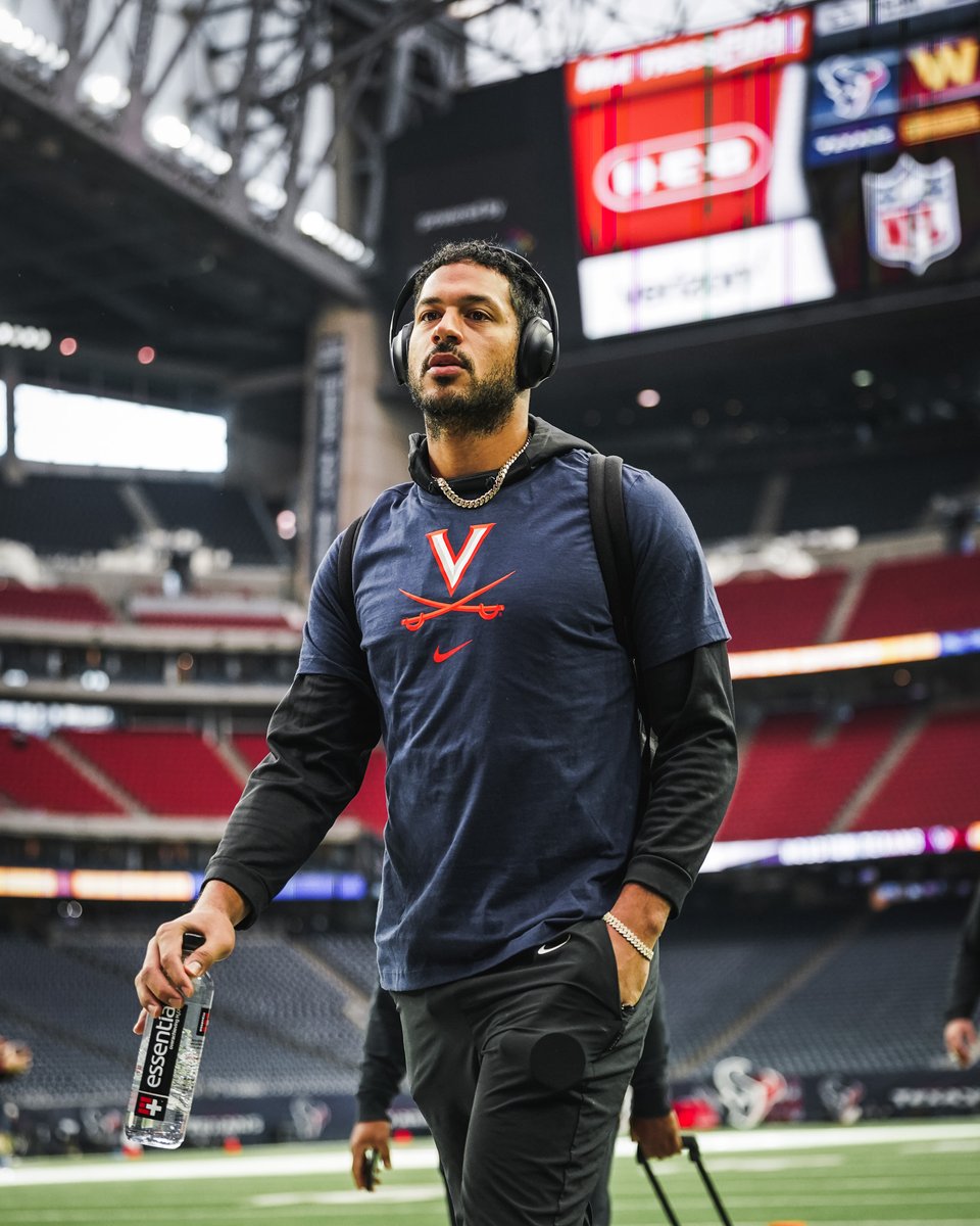 Commanders's tweet photo. The Hokie supporting @UVAFootball 💛

@LoganThomasSr_6  | #FootballIsFamily https://t.co/LiOvFl2v07