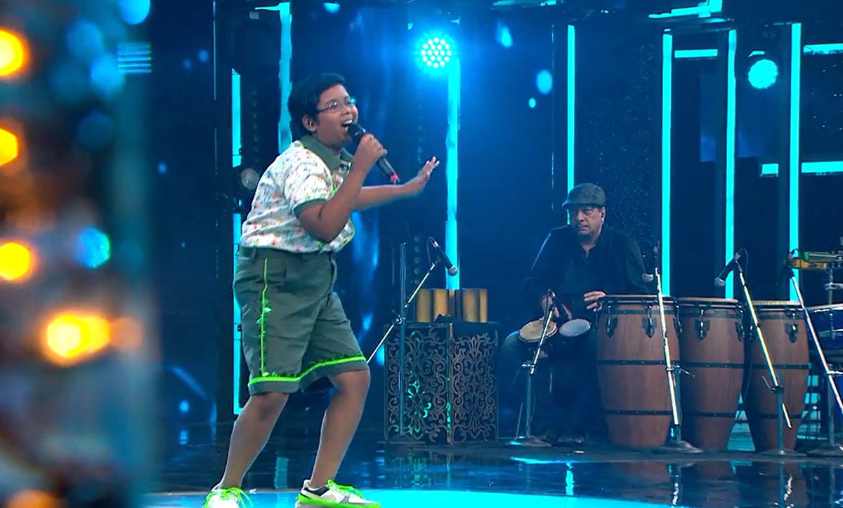 ZeeTV's tweet photo. #LilChampRajdeepGhosh ke suron par aaya sabka dil!
#MahaMusicalWeekend #MDRafiNight #SRGMPLilChamps https://t.co/ZHaeqaeisZ