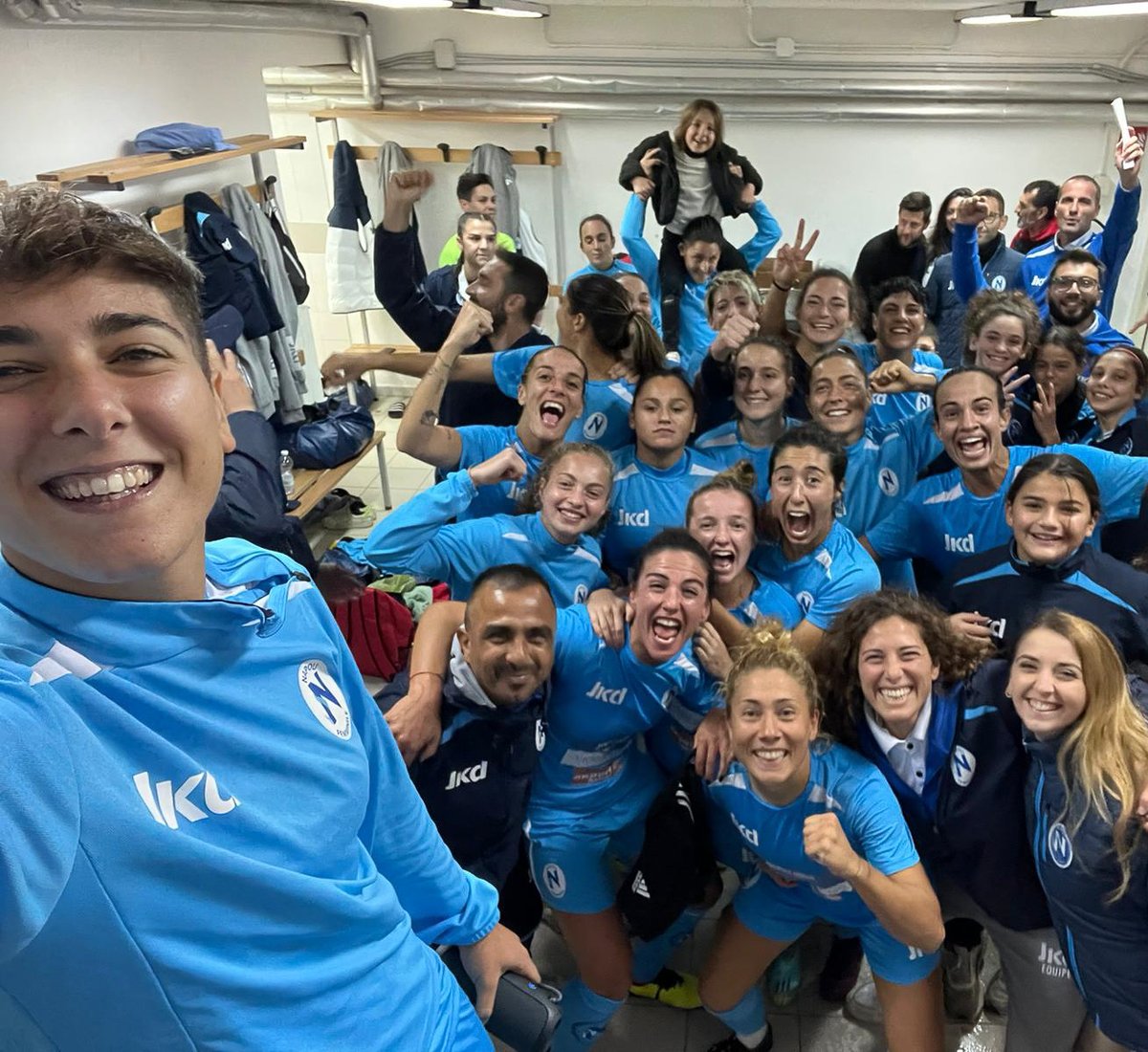 💙💙💙 L'incontenibile gioia delle azzurre - come sempre documentata da Lucia Strisciuglio - che conquistano 3 punti e mantengono il secondo posto in classifica di #SerieBFemminile!

Forza ragazze, forza #NapoliFemminile!