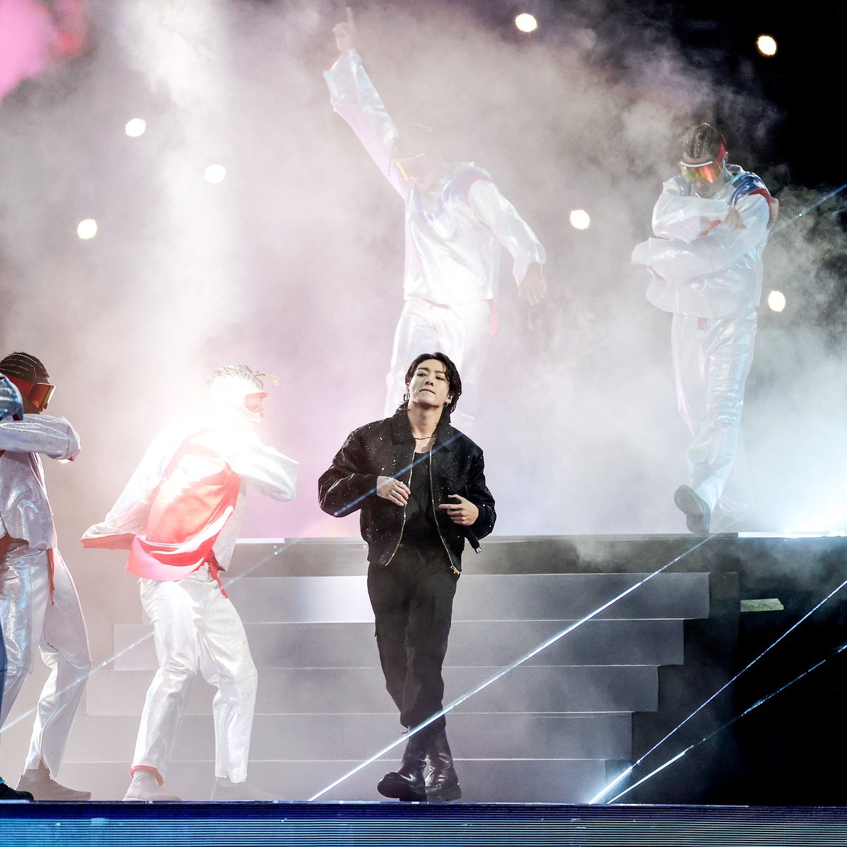 PopBase's tweet photo. BTS’ Jungkook performs at the opening ceremony of the #FIFAWorldCup. https://t.co/OCgdYxBQDq