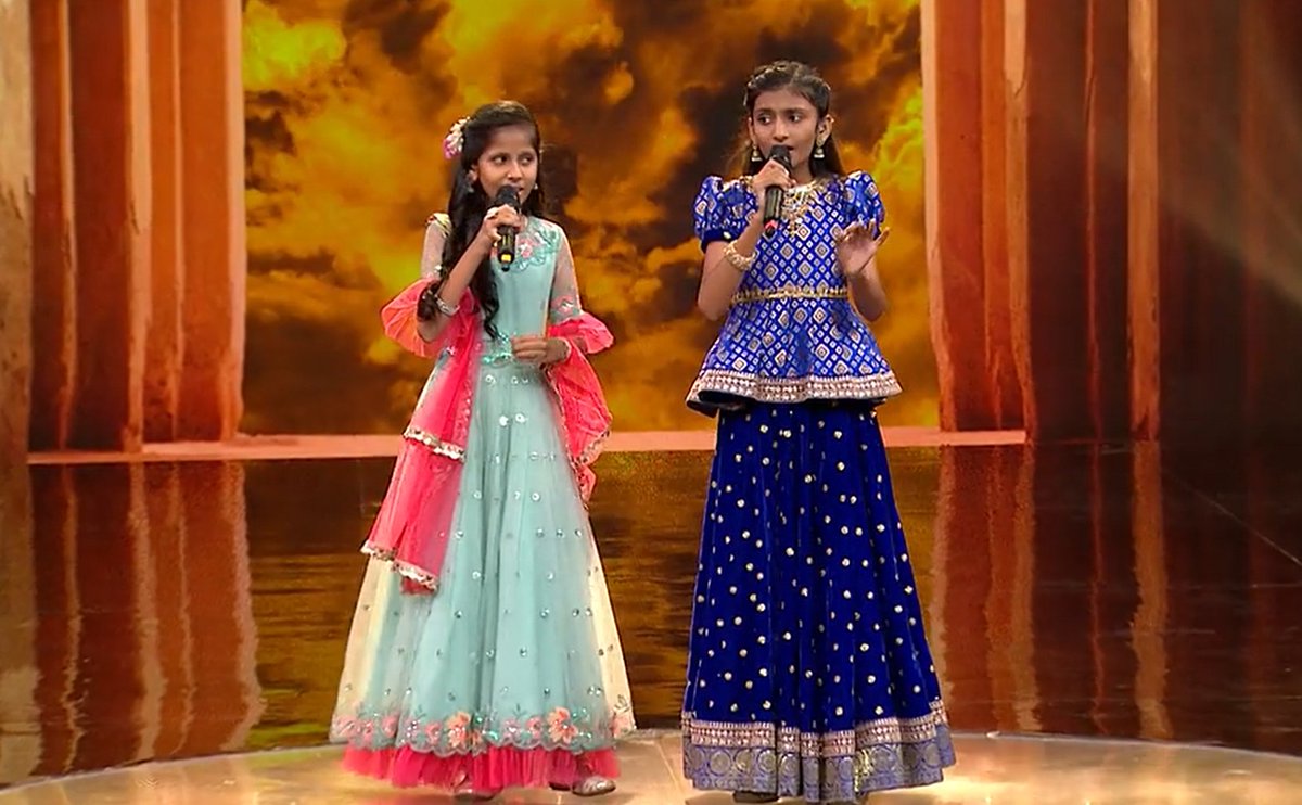 ZeeTV's tweet photo. #LilChampDnyaneshwariGhadge aur #LilChampDevikaSharma ke suron ne machaya tehelka! π
#MahaMusicalWeekend #MDRafiNight #SRGMPLilChamps https://t.co/52Wl7h5ArI
