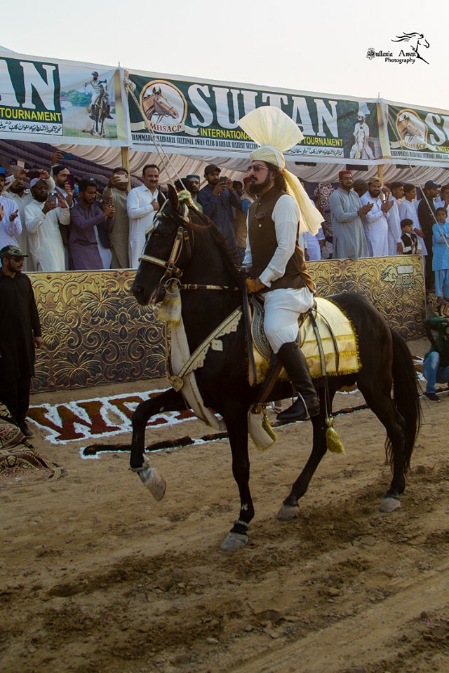 سرپرستِ اعلی محمدیہ حیدریہ سلطانیہ اعوان کلب صاحبزادہ سلطان صاحب سالانہ سلطان انٹرنیشنل نیزہ بازی ٹورنامنٹ 2022 ء کے موقع پر گھڑسواری کرتے ہوئے
#SahibzadaSultan #Sultan_International_Tentpegging_Tournament 
<a href="/SahibzadaSulta1/">Sahibzada Sultan M A</a>