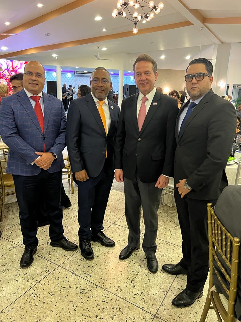 viniciojoser's tweet photo. Felicitamos a La Asociación de Mayoristas de Provisiones de Santo Domingo (AMAPROSADO) en la persona de su presidente @andrescosmav1 por la celebración del 61 aniversario de la fundación de esta importante instalación. Saludos especiales al ministerio @itobisono https://t.co/AGm5Qi7xys