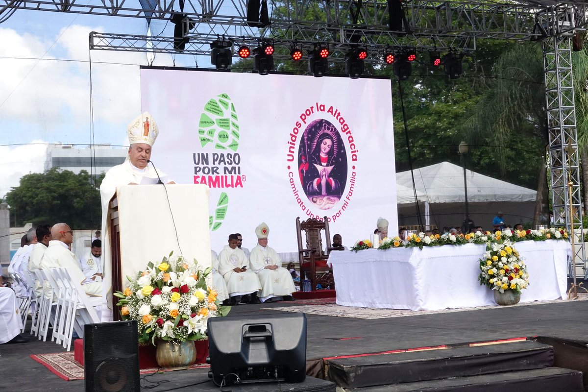 PorMiFamiliaRD's tweet photo. Homilia de Monseñor Benito Angeles #UnPasoPorMiFamilia https://t.co/5j5R0ybI0U