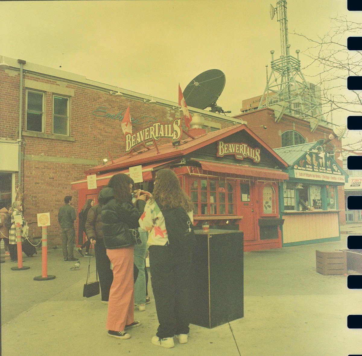 frozen_f8's tweet photo. 215/365
#project365 #believeinfilm #filmisnotdead #infilmwetrust #MamiyaC330 #dailydoseofstreetphotography #Retrochrome #Retrochrome120 https://t.co/UUJWHVmBvN
