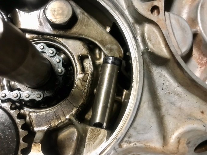 とりあえずスプリングも移植しつつ 6vCDIカブのクランクケースはボールじゃなくニードルベアリング仕様だったのでシャリーエンジンの半身と合わせられないかと考えたけど不恰好な上にキックが動かなくなるしで断念した 