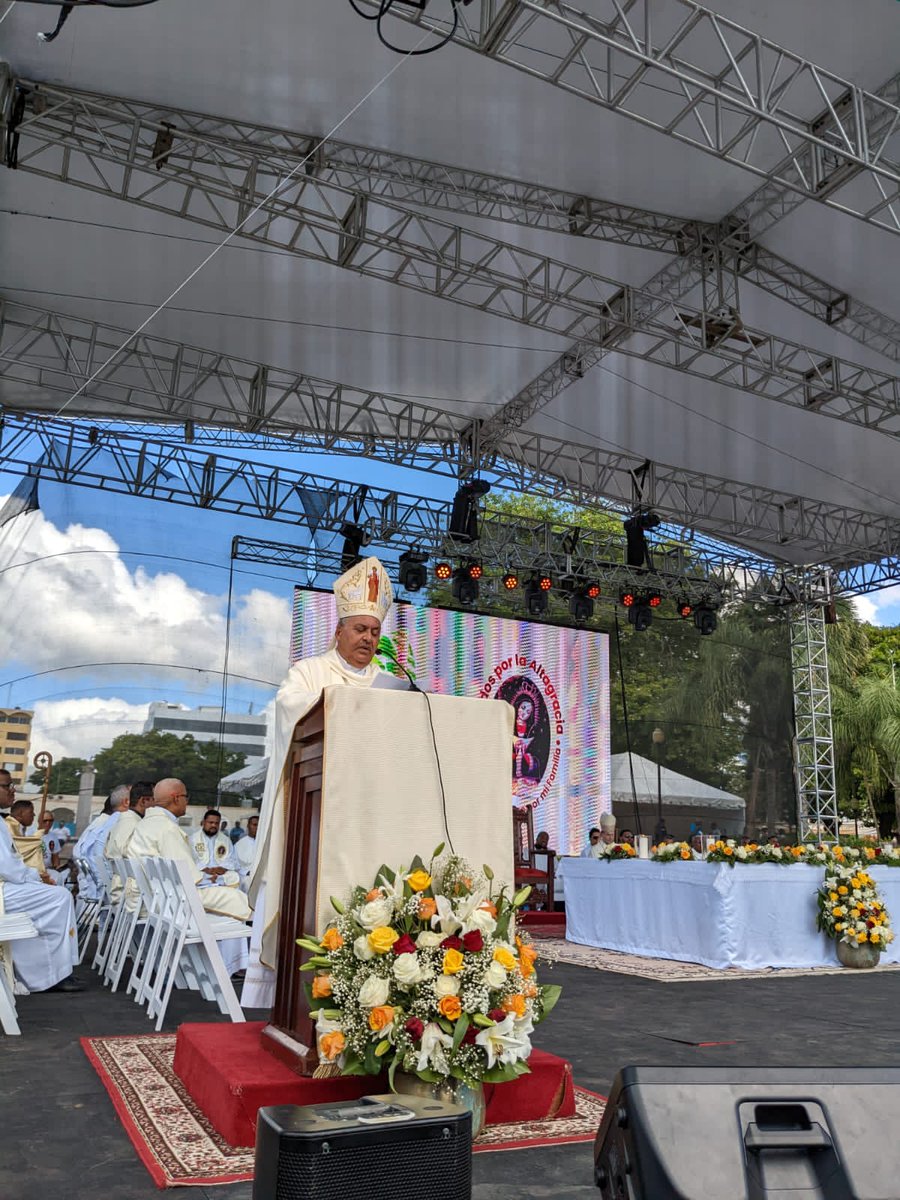 PorMiFamiliaRD's tweet photo. Anunciamos a las parejas, a los esposos y a las familias una Palabra que les ayude a captar el auténtico sentido de su unión y de su amor, signo e imagen del amor trinitario y de la alianza entre Cristo y la Iglesia”. #UnPasoPorMiFamilia https://t.co/ngVN2oEtaY