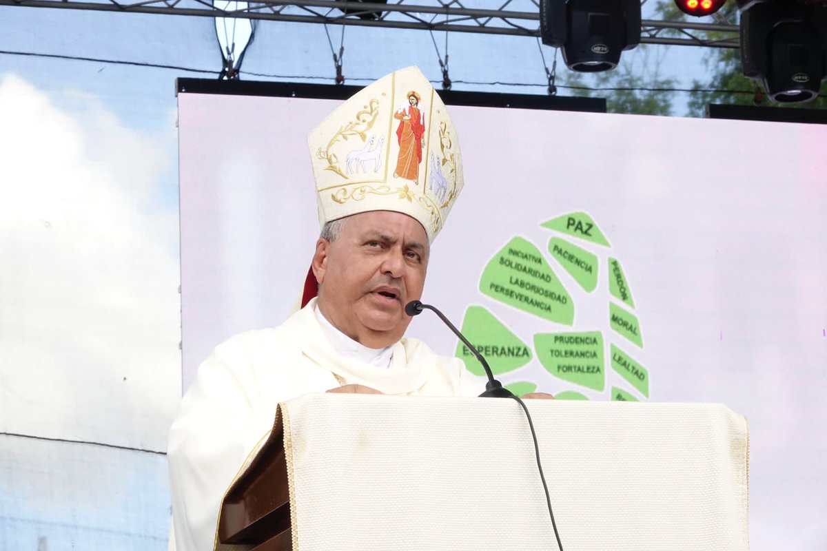 PorMiFamiliaRD's tweet photo. Anunciamos a las parejas, a los esposos y a las familias una Palabra que les ayude a captar el auténtico sentido de su unión y de su amor, signo e imagen del amor trinitario y de la alianza entre Cristo y la Iglesia”. #UnPasoPorMiFamilia https://t.co/ngVN2oEtaY