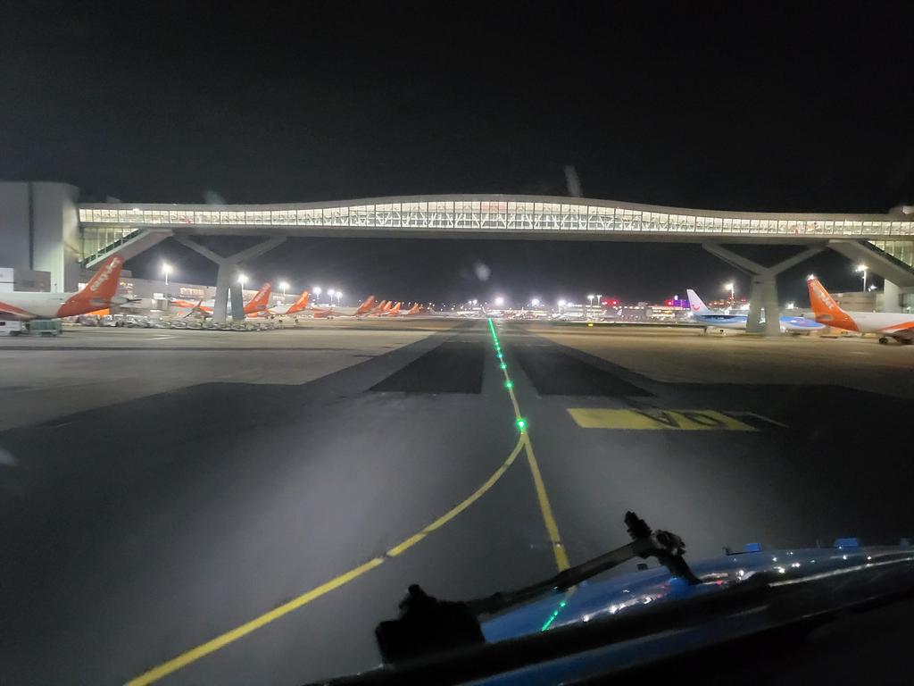 apilotsview's tweet photo. About to taxi underneath the passenger bridge after landing in Gatwick last night. https://t.co/TWkncwF5Ci