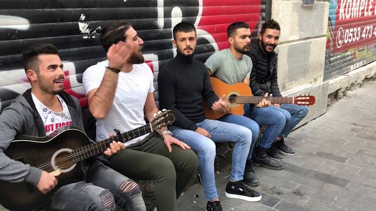Benim görüşüm taksimde ki terör olayından sonra bu sokak şarkıcılarının da zabıta müdürlüğü tarafından kaldırılması her eline gitar saz alan şarkı çalıyor sanata saygısızlığımdan değil sanatçı bir insanım ancak insanların canını tehlikeye atmaya gerek yok taksim
#taksimpatlama