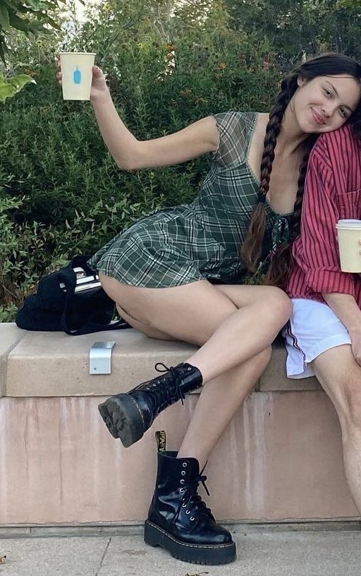 lSF3SB's tweet photo. lil reminder that olivia rodrigo goes to the beach with dr martens https://t.co/HiV2HVSbTH