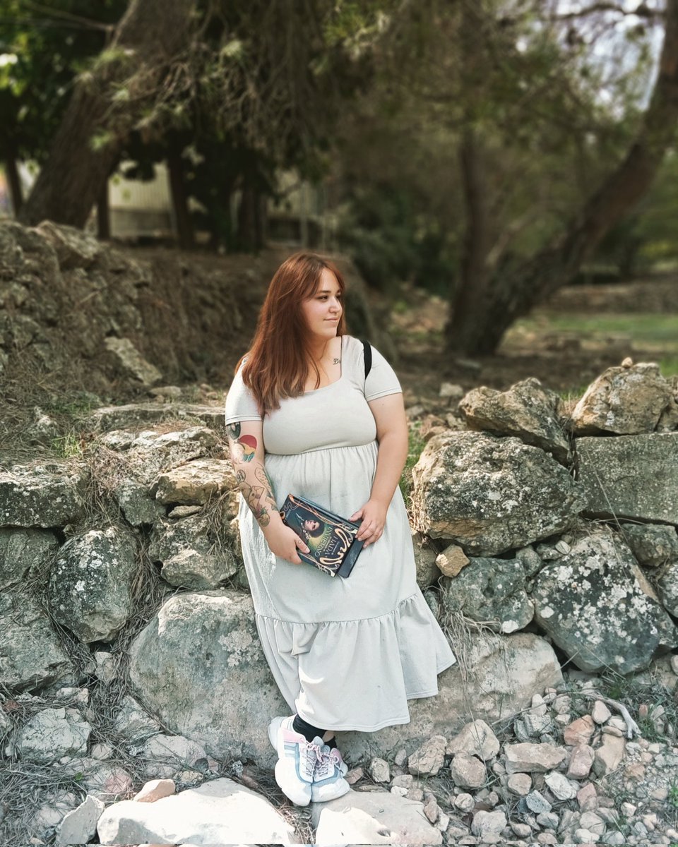 ReinadeTinta's tweet photo. «El viento meció su vestido rosáceo, los sapos protestaron cuando sus pies descalzos cruzaron el río y las estrellas bailaron en torno a ella durante todo el camino. Se sentó sobre la tierra sin importar estropear su aspecto, soñando despierta, esperando a su amor». 🌛 https://t.co/DfbLFWUr6V