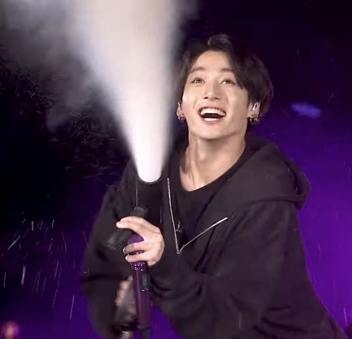 JK_JK_JK_JJK's tweet photo. こちらが噂のBTSの人です
チョンジョングク 日本年齢25歳です。 https://t.co/HAZR4G079z