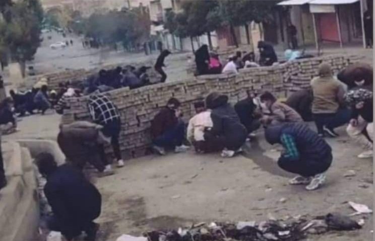 اینجا نه سوریه ست نه لبنان، اینجا مهاباد خودمونه   ،مظلوم با دست خالی. 
#مهاباد 
#اعتراضات_سراسری 
#مهسا_امینی