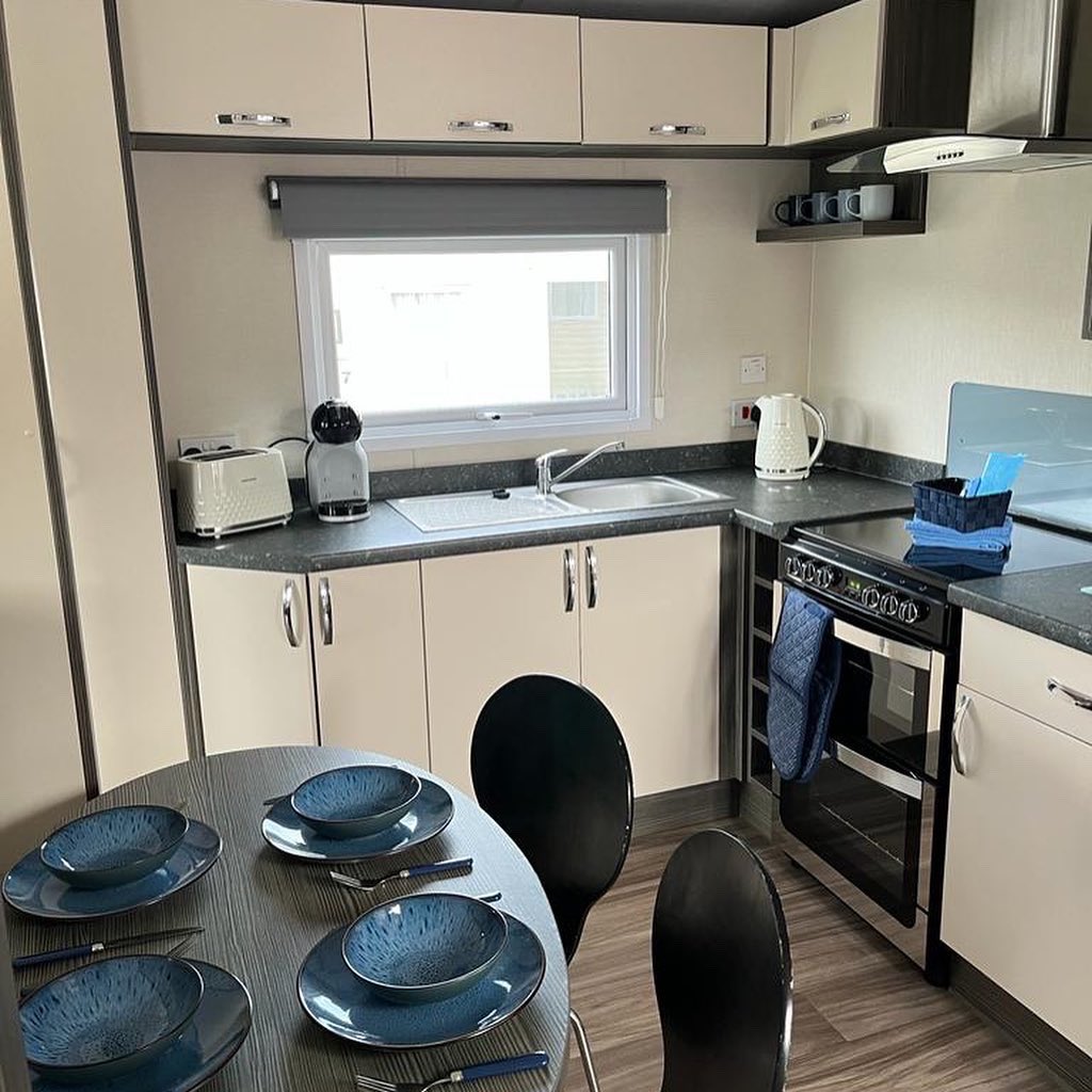 JssmCaravan's tweet photo. 4 berth holiday caravan available for hire in Paignton Devon. Contact me for availability. https://t.co/fDyKmGm4pM