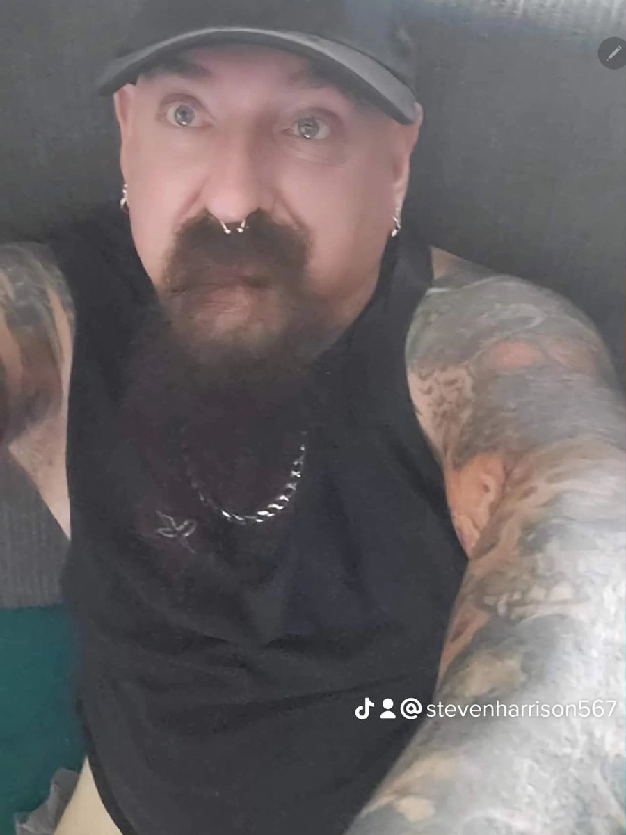 StevenH51463832's tweet photo. @SoCalBookFiend Hello fuck I think your hot https://t.co/VXYRmsL34I