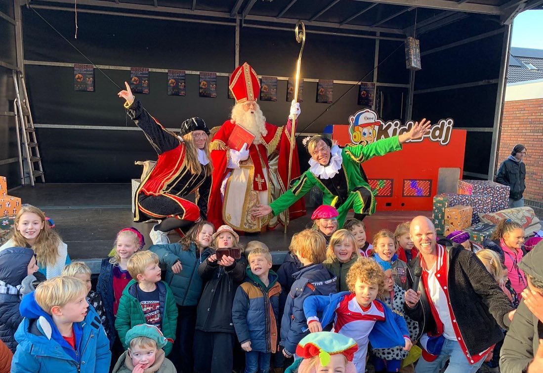 Dit weekend maar liefst 3 leuke shows doen als Piet, samen met de Kidz-dj!

Met kidz-dj's ontvingen we Sinterklaas in 'S-Gravendeel, dansten we op de leukste liedjes in De Bilt en vierden we een groot feest in Dierenpark Amersfoort.

Ik heb genoten!