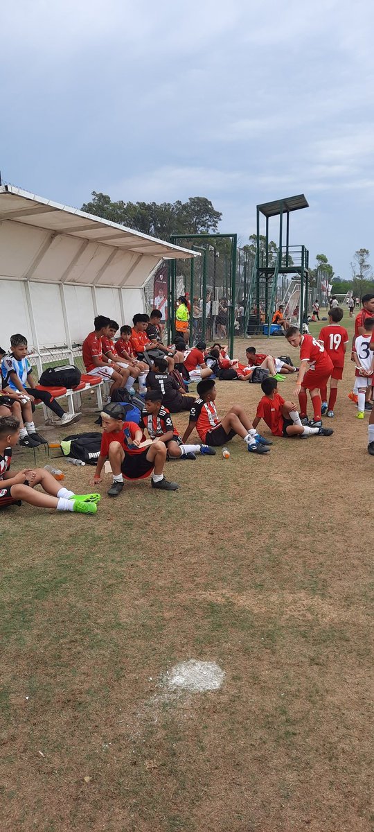 nd_riverplate's tweet photo. Segundo día de la jornada de @escuelascarp en River Camp.
Más de 1200 niños y niñas disputando partidos, divirtiéndose y disfrutando de este gran espacio
⚪️🔴⚪️ https://t.co/jDv5eRmtze