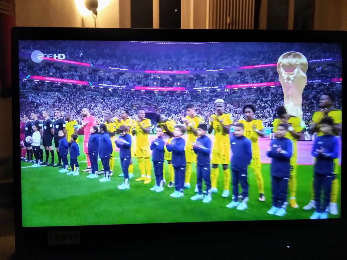 BallersView2018's tweet photo. #Jetzt #Sport, der #vereint. Zum #Glück sind die #bunten #Papagei #Trikots wieder da ♥️ 

¡Vamos #Ecuador! ⚽🌈👨🏻‍❤️‍👨🏾
___
#Welt #Meisterschaft in Katar https://t.co/cvCBhZ2Njm