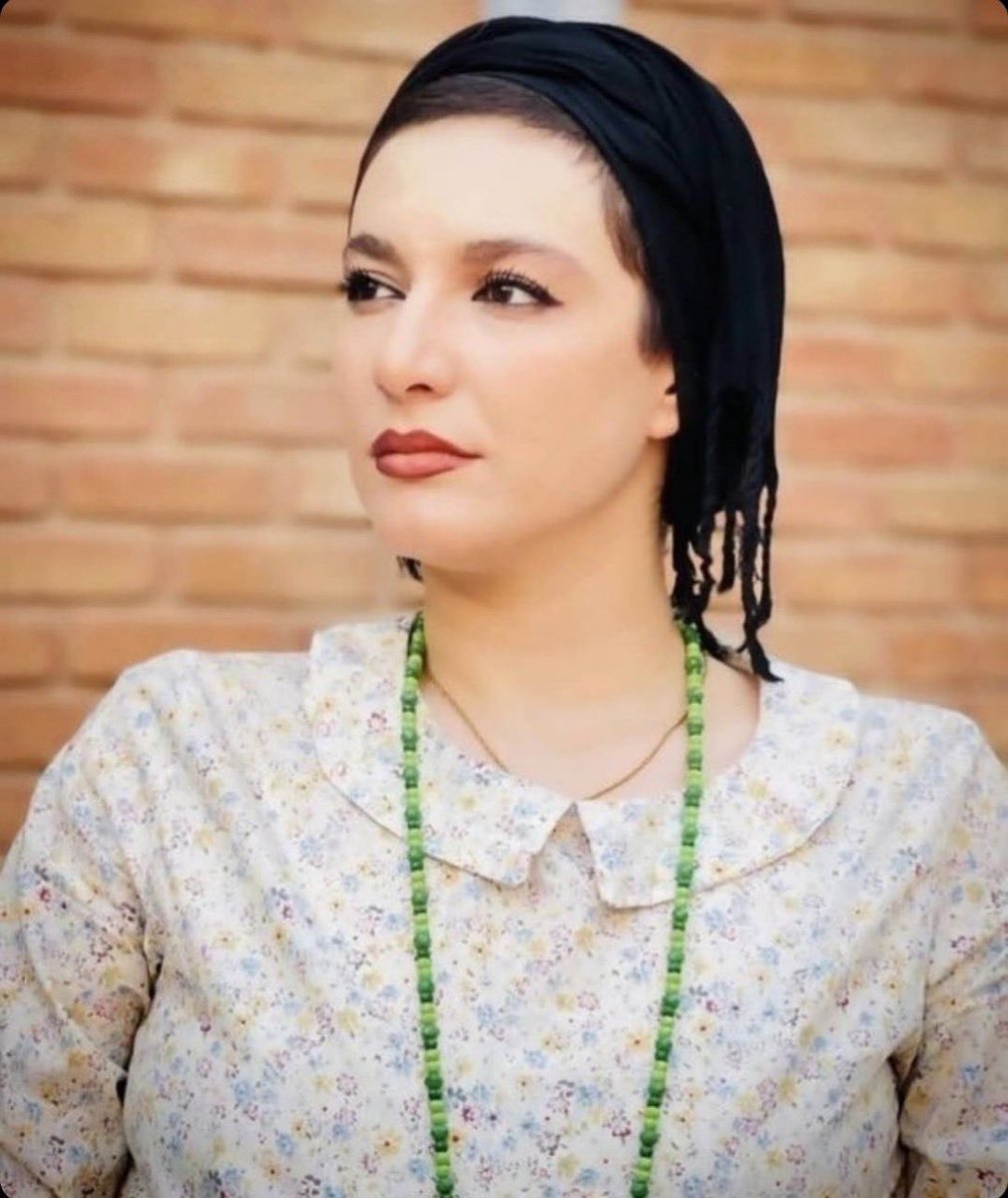 Dit is Samaneh Babazadeh, een actrice die speelt in theater en film uit Tabriz.
Ze werd gisteren ontvoerd door de repressietroepen in Tabriz.
Sindsdien is er geen informatie over haar.
Haar leven is in gevaar.
Wees svp haar stem. #MahsaAmini #IranRevolution #WomanLifeFreedom