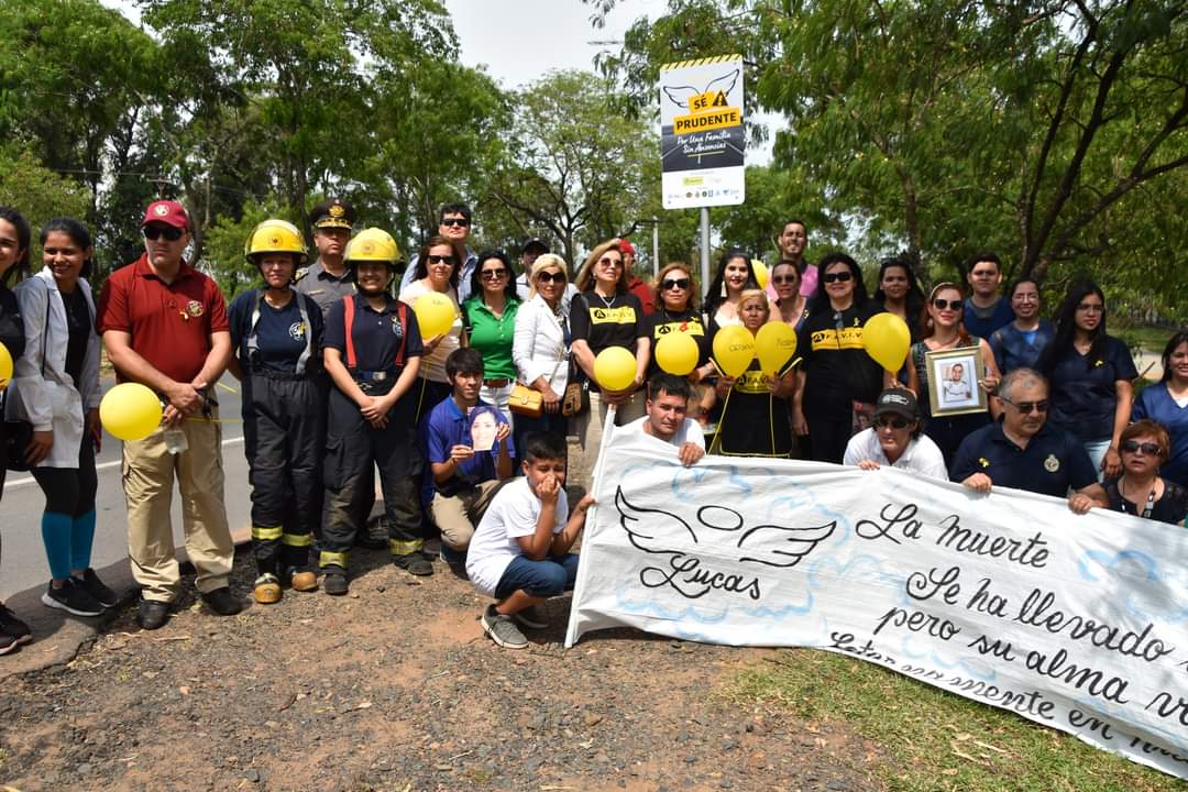 antsv_py's tweet photo. Esta mañana tuvo lugar en las cercanías del Portón 2 del Parque Ñu Guazú un acto de recordación a las víctimas de siniestros viales en nuestro país. Estuvo presente la Directora Ejecutiva de la ANTSV.

#TuVidaVale
#YourLifeCounts
#OpavaveTekoveOvale
#ParaguayDeLaGente 🇵🇾 https://t.co/GHz6IA6bae