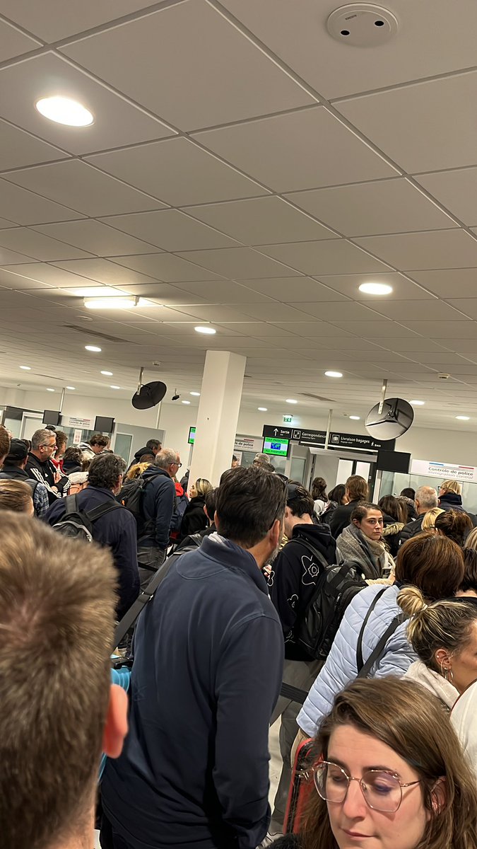 MarieDevelle's tweet photo. @lyonaeroports vous vous fichez de la tête de qui ? Un vol en provenance de Lisbonne où à l’arrivée à Lyon nous faisons la queue pour montrer notre pièce d’identité (?) avec seulement deux guichets d’ouverts. Une queue d’une heure. Sans toilettes à dispo. C’est une honte. 😡 https://t.co/ze6JOioYk2