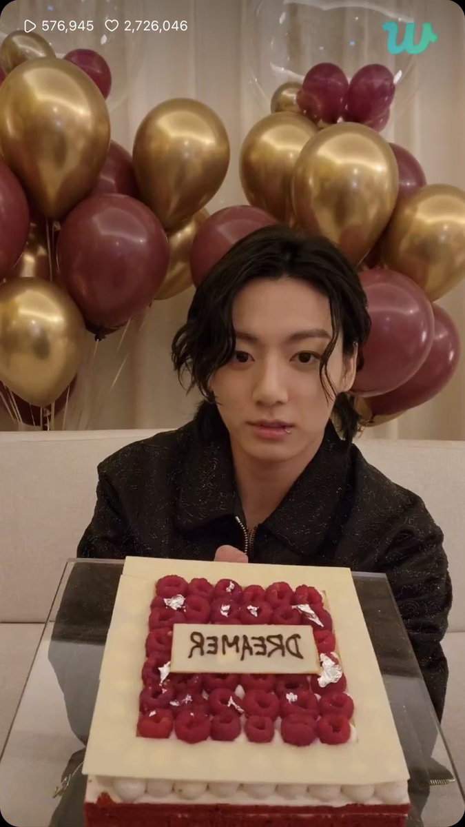 vminiecats's tweet photo. — #JUNGKOOK LIVE. 

🐰: Finalmente me presente en la ceremonia de apertura de la Copa mundial. Me trajeron este pastel. 
🐰: No estaba nervioso, pero cuando terminé la presentación, me di cuenta de que había estado un poco nervioso. 
🐰: Aprendí la coreografía cuando vine aquí. + https://t.co/h5DmfY5qQB