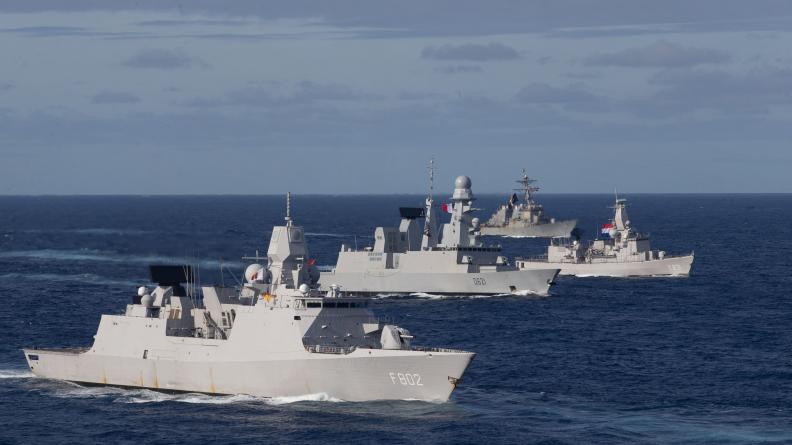 EtatMajorFR's tweet photo. #Coopération | La FDA Chevalier Paul @MarineNationale a intégré le #CSG12 🇺🇸 autour du @Warship_78 pour l’exercice SILENT WOLVERINE du 8 au 12/11. Cet entraînement multi-luttes de haute intensité en Atlantique-Nord renforce l’interopérabilité des unités @NATO. https://t.co/CctJonoI4G
