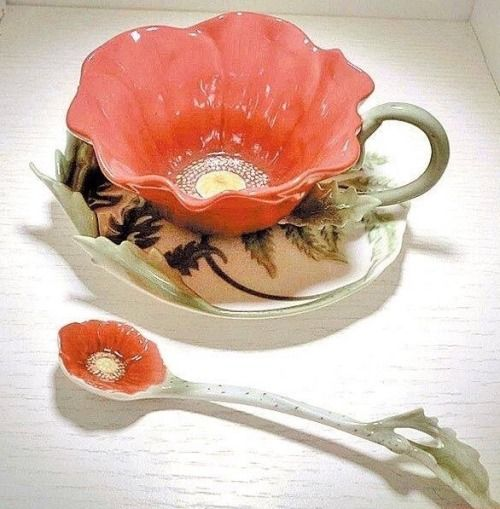 lavieestbelIe's tweet photo. Poppy tea cup https://t.co/rCqjVsTIaj