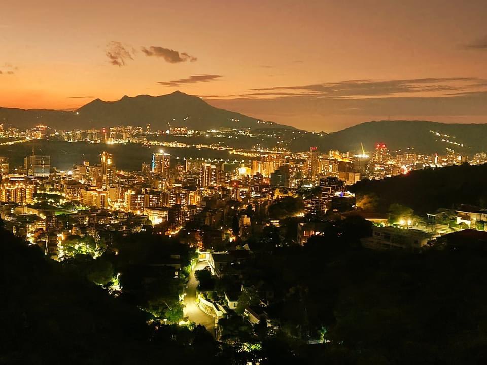 IBelizeit's tweet photo. Late evening hike above #Taipei, #Taiwan.
"I hear a drum in my soul’s ear coming from the depth of the stars." ~ Rumi
#Breathe #Hiking
#TakeNothingForGranted
#MomentToReflect
#LiveLifeToTheFullest https://t.co/ciBY1uGBSQ