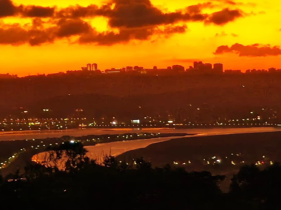IBelizeit's tweet photo. Late evening hike above #Taipei, #Taiwan.
"I hear a drum in my soul’s ear coming from the depth of the stars." ~ Rumi
#Breathe #Hiking
#TakeNothingForGranted
#MomentToReflect
#LiveLifeToTheFullest https://t.co/ciBY1uGBSQ