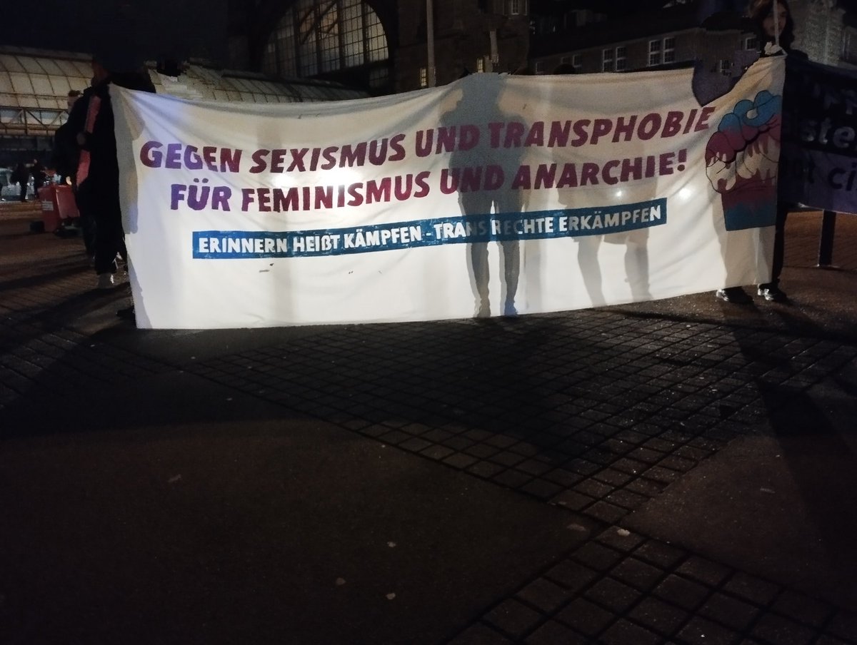 schnappi_e's tweet photo. Gerade noch so pünktlich zur #Schweigeminute am Hachmannplatz geschafft. #TransgenderDayofRemembrance #hh2011 https://t.co/7OoclAgfhu