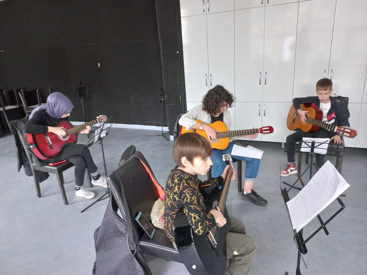 GSB_BilecikGM's tweet photo. 🎵Hey genç!
Yeteneğini keşfetmek istiyorsan sen de katıl bu ekibe..😉🎸
#GitarEgitimi
#GenclikMerkezi
#GSBGM https://t.co/5chmYCmkjM