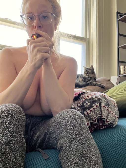 When you&rsquo;re getting bundled up to walk the dog and you get distracted by that bowl on the table 🤪🤷🏼&zwj;♀️🤗💨<a href="/tag/pantyhosetoes"class="tags"><span>#pantyhosetoes</span></a><a href="/tag/cammingtoday"class="tags"><span>#cammingtoday</span></a><a href="/tag/pantyhosefriend"class="tags"><span>#pantyhosefriend</span></a>