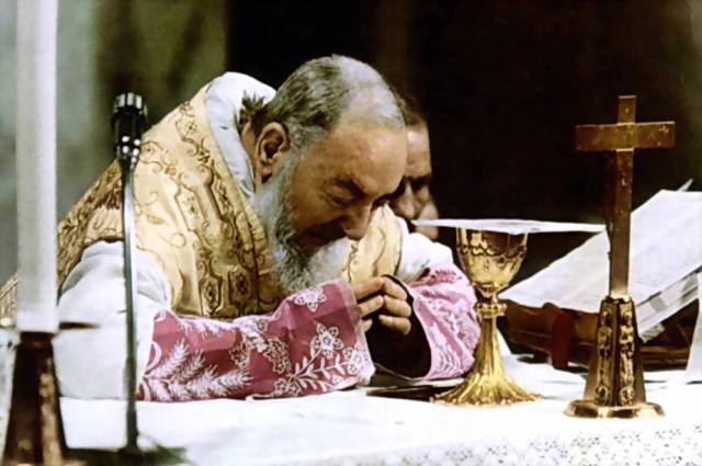 PadrepioSaint's tweet photo. "If we only knew how God regards this Sacrifice •••• we would risk our lives to be present at a single Mass." https://t.co/DYT8ghzTq2