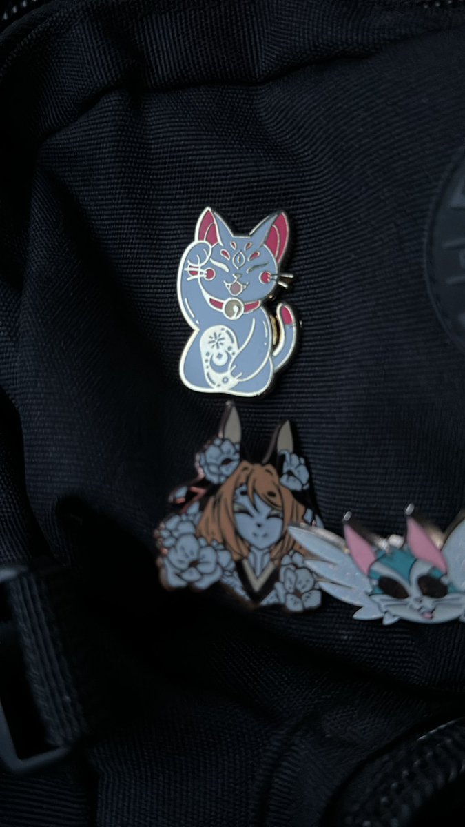 HedFiree's tweet photo. Petite visite à la #ArtToPlay2022 pour aller voir @naha_woe un plaisir comme toujours ☺️, les pin’s et les dessins sont incroyable comme d’habitude 🤩🤩 https://t.co/EPAIl9hFZu