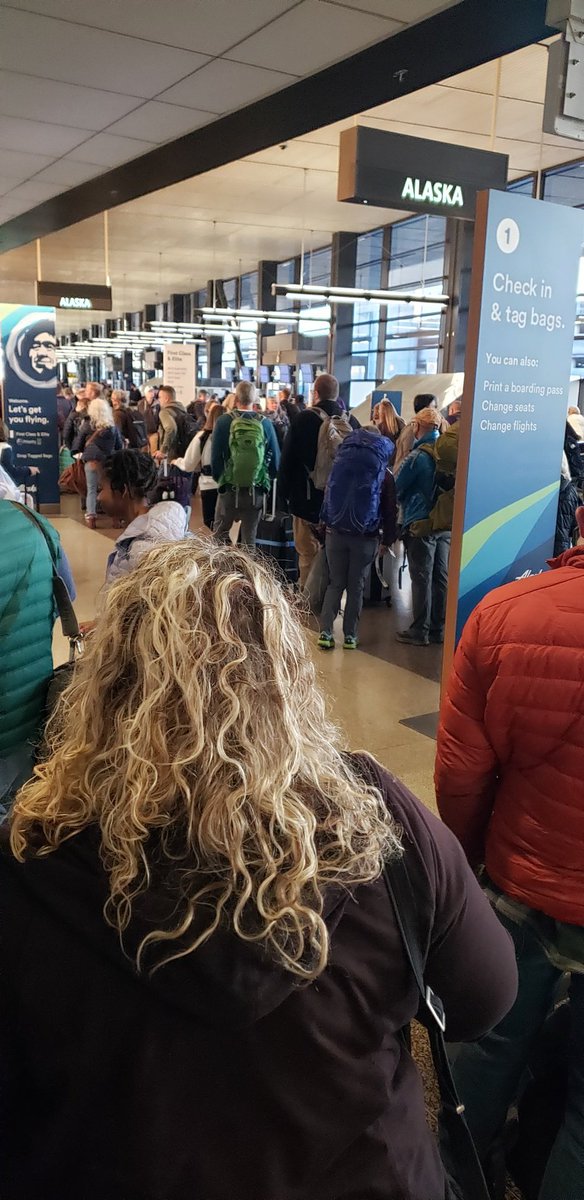 ksneubauer's tweet photo. @alaskaairlines baggage check kiosks are down. Line is hundreds of people long. Ugh! https://t.co/kR812azsTR