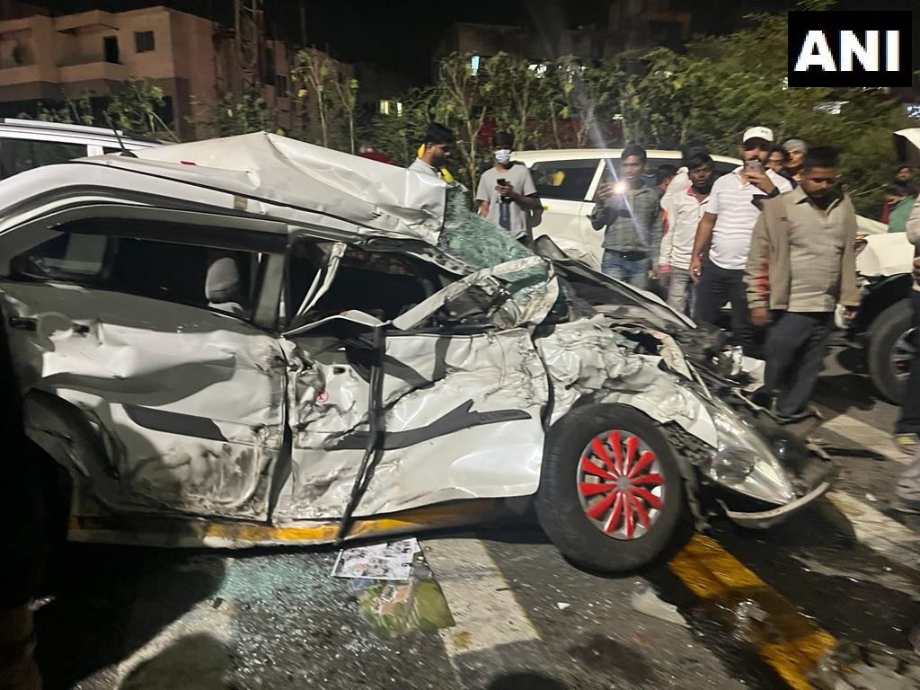 ANI's tweet photo. A major accident occurred at Navale bridge on the Pune-Bengaluru highway in Pune in which about 48 vehicles got damaged. Rescue teams from the Pune Fire Brigade and Pune Metropolitan Region Development Authority (PMRDA) have reached the spot: Pune Fire Brigade https://t.co/h5Y5XtxVhW