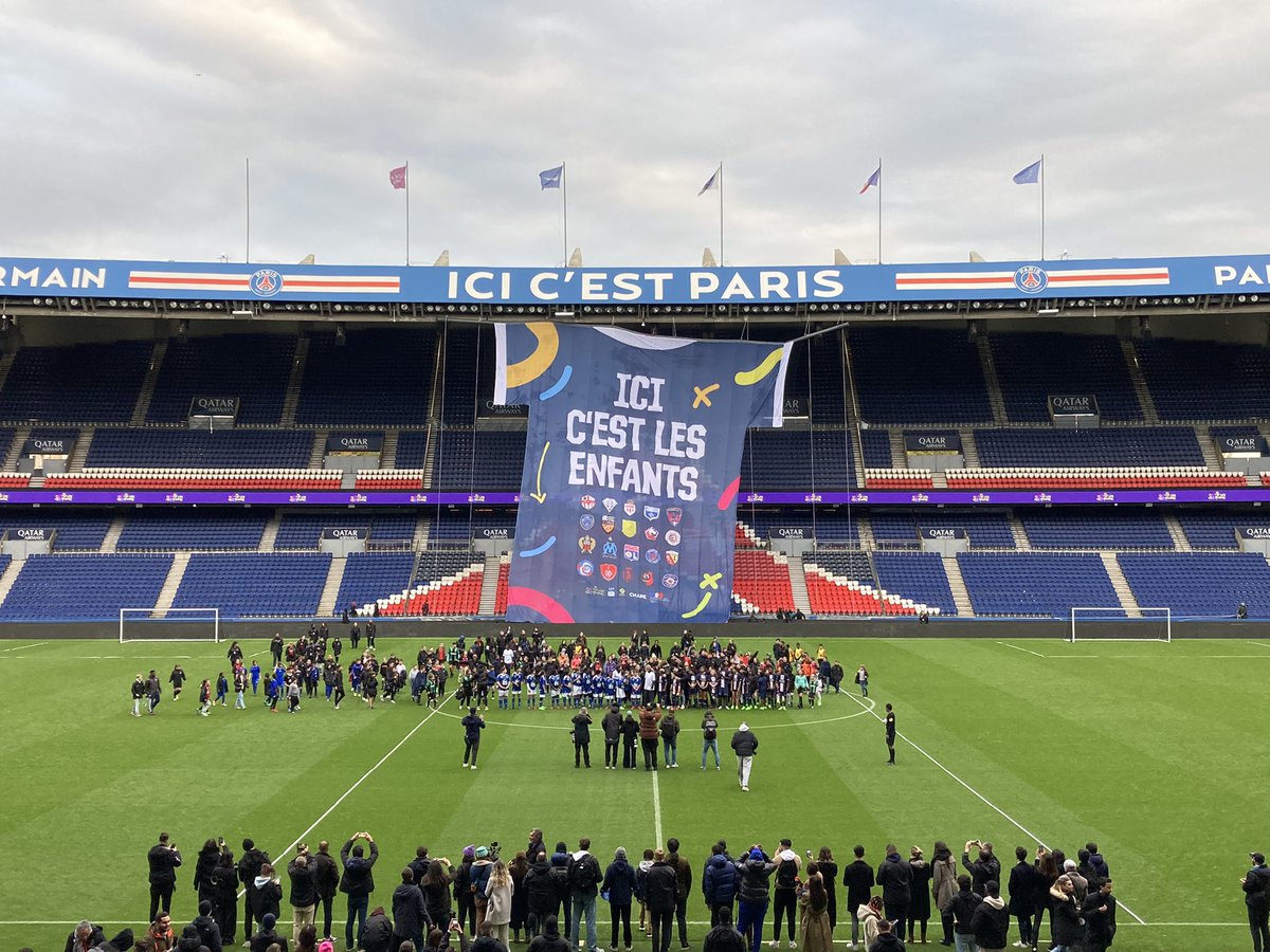 À l'occasion de la #JournéeInternationaledesDroitsdelEnfant, 250 enfants des associations de <a href="/la_CNAPE/">CNAPE</a> ont participé au tournoi des #DefenseursEnfance au Parc des princes ⚽️

<a href="/Make_org/">Make.org</a> Foundation était ravi d’assister à cette mobilisation exceptionnelle #PourNosEnfants