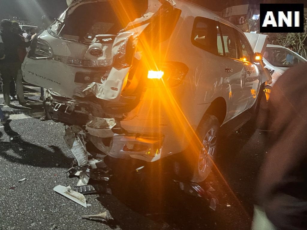 ANI's tweet photo. A major accident occurred at Navale bridge on the Pune-Bengaluru highway in Pune in which about 48 vehicles got damaged. Rescue teams from the Pune Fire Brigade and Pune Metropolitan Region Development Authority (PMRDA) have reached the spot: Pune Fire Brigade https://t.co/h5Y5XtxVhW