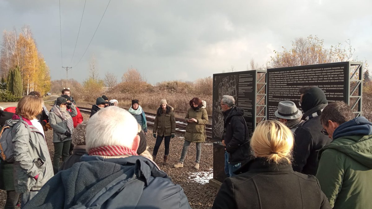 PoleVDRpoitiers's tweet photo. 15ème voyage sur les lieux de mémoire et d'histoire de la Shoah en Pologne, organisé par le Mémorial et l'académie de Poitiers. 600 personnes formées dépuis 2008 : enseignants 1er &amp; 2nd degrés, des cadres, des étudiants de l'INSPE.  @BndicteRobert @acpoitiers  @INSPEacPoitiers https://t.co/APfvjEKC8j
