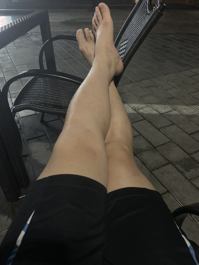 beileye0312's tweet photo. #直男脚 
爷43码的圣脚😋想尝尝吗 https://t.co/IFxqgJ9jzq