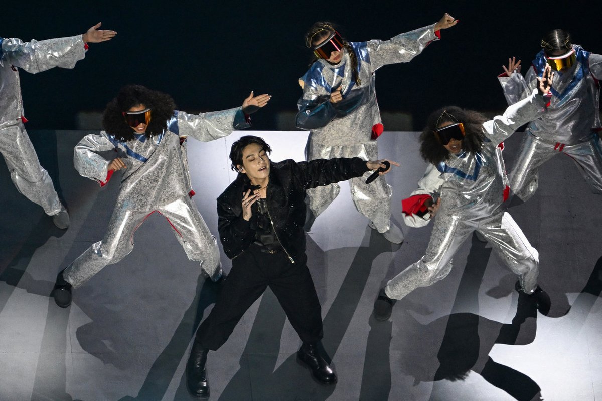 portalR7's tweet photo. Michael Jackson não morreu? 😅 Jungkook, do BTS, é confundido com o Rei do Pop na abertura da Copa do Mundo do Catar https://t.co/Y50zujMnYI #QatarWorldCup2022 #CopaDoMundo2022 https://t.co/DQsy5XSO6y