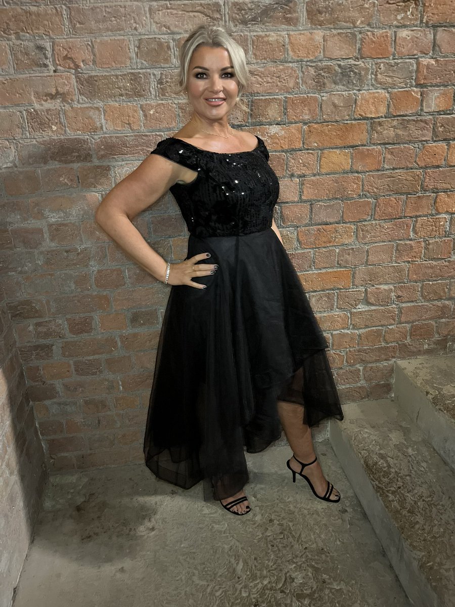 izzyWatts14's tweet photo. Sometimes I do dress up 💃🏻💃🏻💃🏻
#lastnight #ballready #blacktieanddiamonds @WeAreWoodlands @AlisonJP24 https://t.co/X3C1p1SmXh