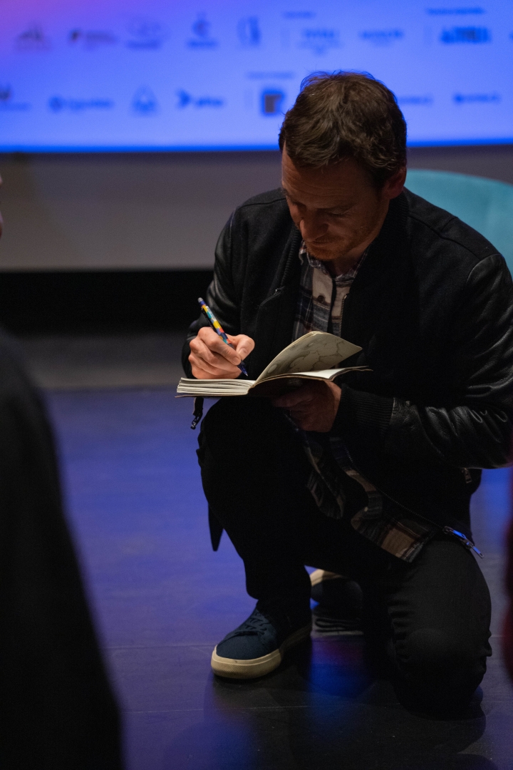 beatles_fass's tweet photo. 🆕 Michael Fassbender signing autographs after the "The Representation of Prison in Films" Q&A for #LEFFEST, 18 Nov 2022. 📸
(Src: https://t.co/c5NDsF0qjC) https://t.co/IlFTbs7p8f