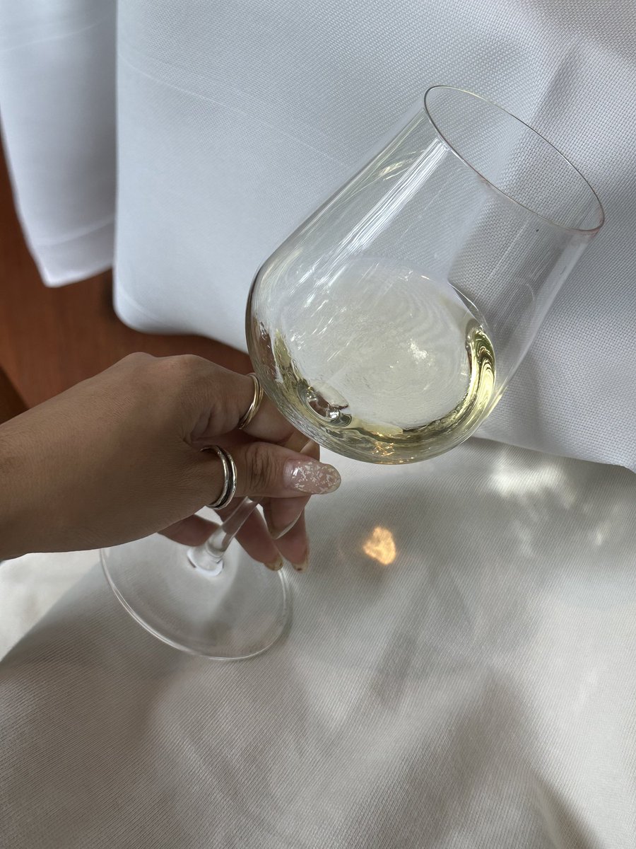 coundsheck's tweet photo. Suhring : fine dining 2 michelin ที่อยากลองมานาน ร้านอยู่ในบ้านสวย ที่มีกระจกบานใหญ่ๆ และต้นไม้ล้อมรอบ ไม่เกร็ง เราว่าที่นี่ทุกจานกินง่าย อร่อย และ visual สวยมาก ลงดีเทลให้ทุกอย่างในจาน selection ของไวน์ที่นี่ก็ดีมากเช่นกัน เหมาะกับมา anni หรือมากินกับเพื่อนก็สนุกไปอีกแบบ 🥂🌞🤍 https://t.co/RFRPtBOzQV