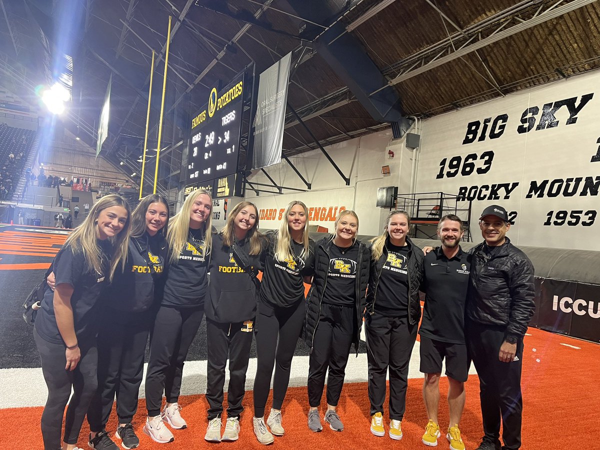 RediAT_'s tweet image. We had a great 🏈 season at BK. This group of @BKKnightsFB sports med students, @BoiseState_AT students, SCS PT resident, and our team physician worked their butts off all season to keep the athletes healthy. I appreciate each and every one of you!