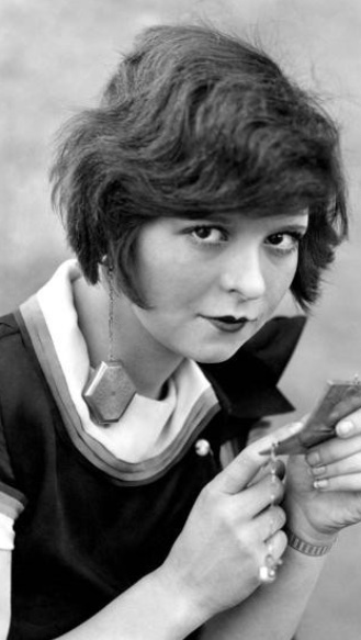 Clara Bow with
statement earrings 
💐
