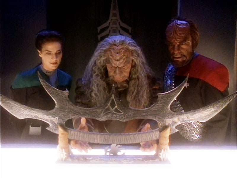 GaryGorn's tweet photo. On November 20, 1995 #DS9: "The Sword of Kahless" airs. for the first time🚀
Klingon Dahar Master #Kor, #JadziaDax, and #Worf search for the fabled #Sword of Kahless on a remote planet in the Gamma Quadrant.
#StarTrek #StarTrekDS9 #TheSwordOfKahless #Klingon #Kahless #Trekkie https://t.co/vrwhxkwbBo